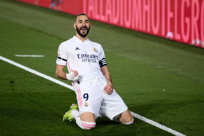 Màn ăn mừng của Benzema trên sân cỏ